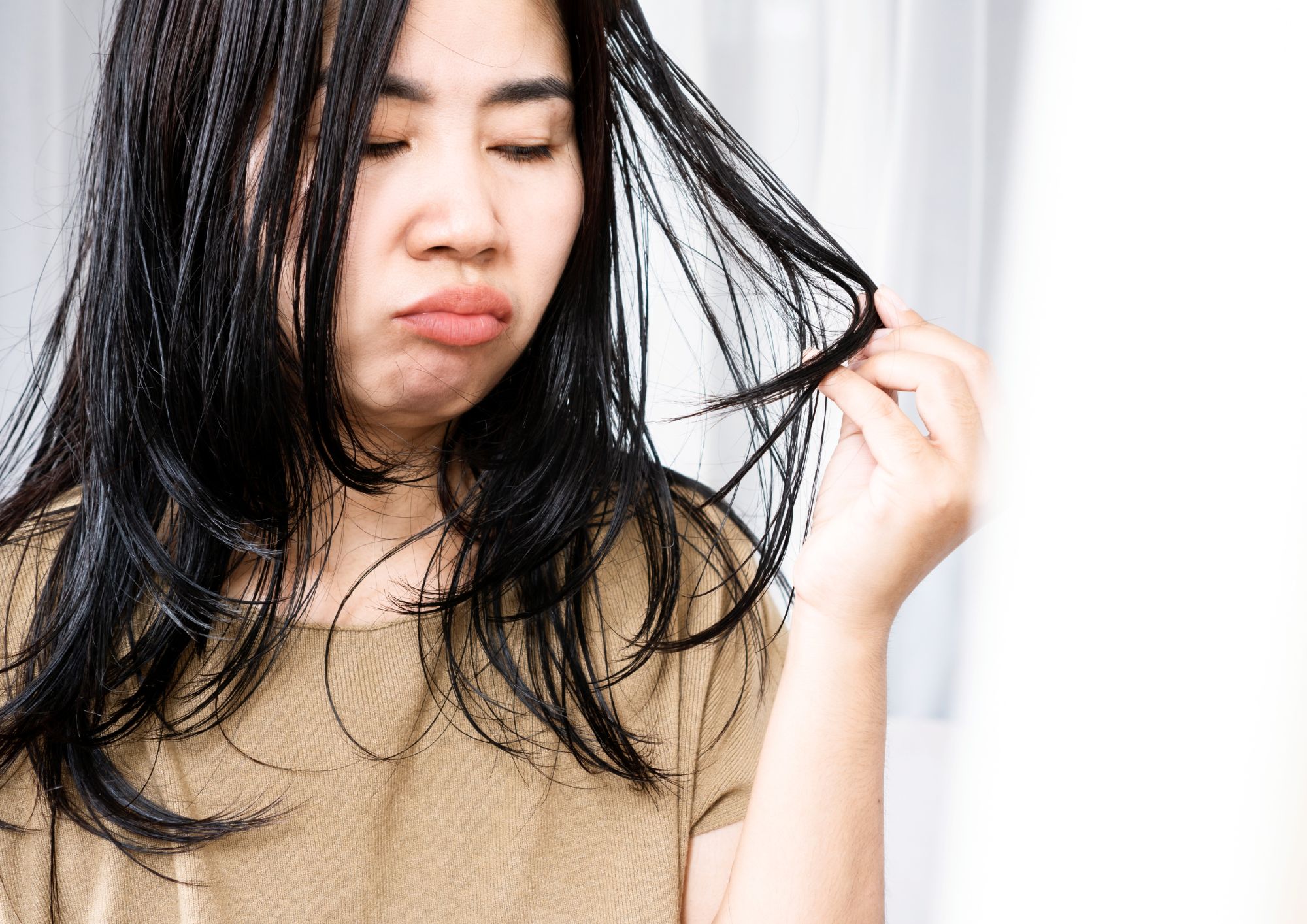 Why Is My Scalp So Oily? 5 Common Causes and Solutions